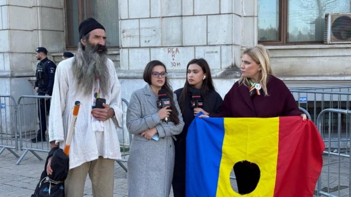  Protest pașnic în fața CNA, după suspendarea licenței Realitatea Plus