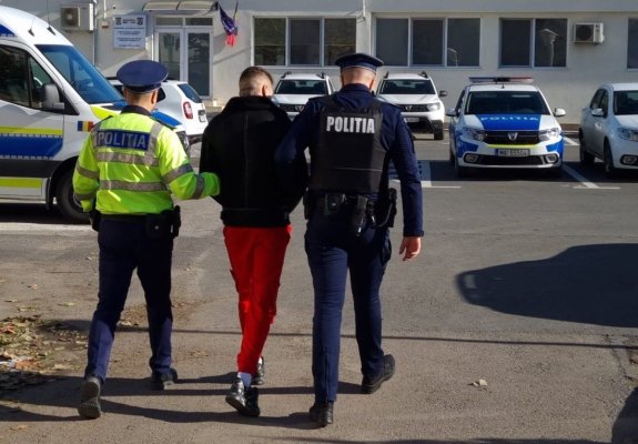 Pericol public în trafic, săltat de polițiști! Un recidivist cu permisul anulat a fost arestat preventiv!