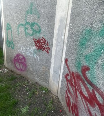 Doi minori constănțeni au fost amendați de Poliția Locală pentru desene de tip graffiti
