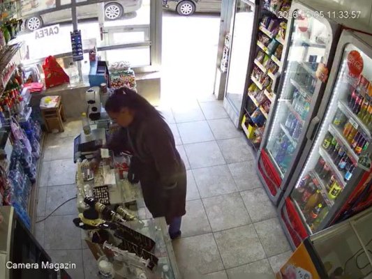 O cunoașteți?! O femeie a furat o pereche de cercei dintr-un magazin din apropierea Autogării Constanța! Video