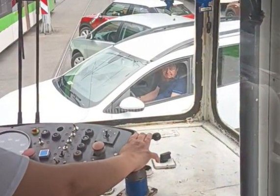 O femeie din București, exasperată de trafic, a coborât din tramvai şi a dirijat maşinile: „Hai, daţi înapoi“ Video