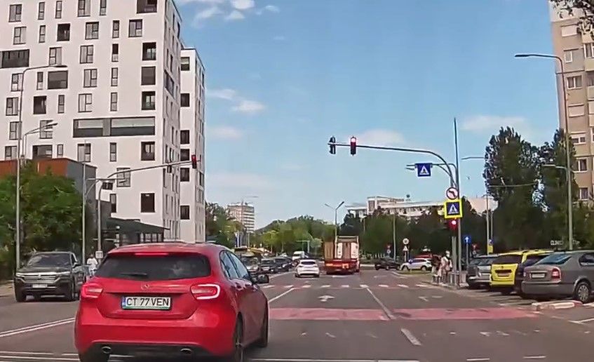 Mai multi pietoni au fost la un pas sa fie spulberati pe trecerea de pietoni, de un Mercedes care a trecut pe rosu. Video Mai multi pietoni au fost la un pas sa fie spulberati pe trecerea de pietoni, de un Mercedes care a trecut pe rosu. Video