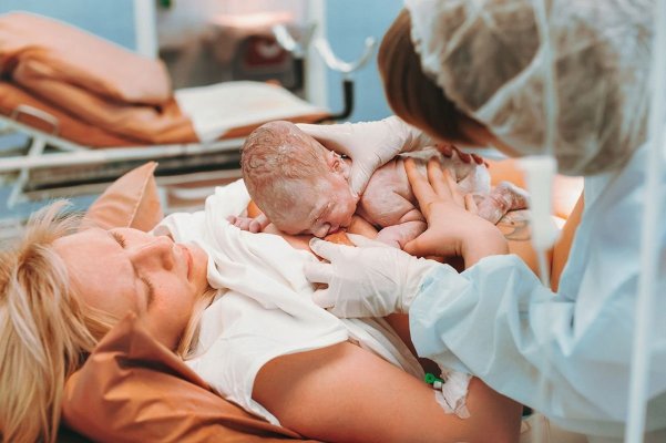 Legea ar putea fi schimbată: Moașele ar putea fi decontate prin CNAS, ca femeile să nască acasă