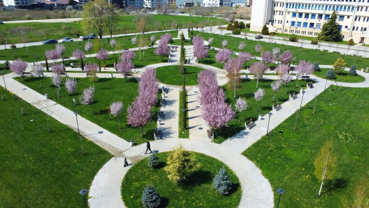 University Park, vis amanat. Parcul din fata Universitatii, intre promisiuni si nepasare. Video University Park, vis amanat. Parcul din fata Universitatii, intre promisiuni si nepasare. Video