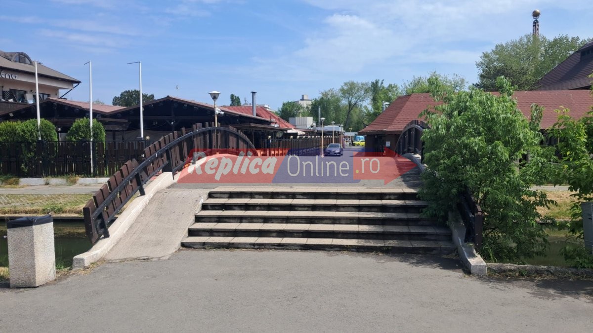 Poduletul rusinii din Satul de Vacanta: miros insuportabil si apa plina de gunoaie, la inceput de sezon estival. Video Poduletul rusinii din Satul de Vacanta: miros insuportabil si apa plina de gunoaie, la inceput de sezon estival. Video