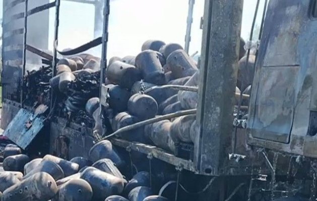 Un TIR încărcat cu butelii a luat foc pe DN6. Circulația a fost blocată