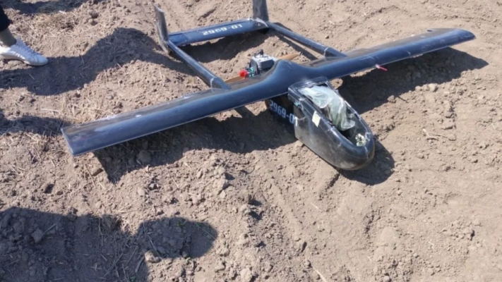 O dronă prăbușită a fost descoperită pe un câmp din Suceava, la 25 de kilometri de granița cu Ucraina