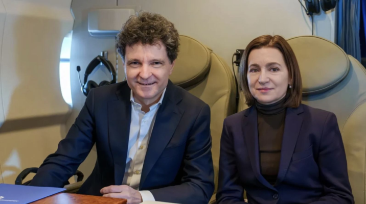 Nicușor Dan s-a pozat în avion cu Maia Sandu, în plină criză politică: Sunt în drum spre Erevan