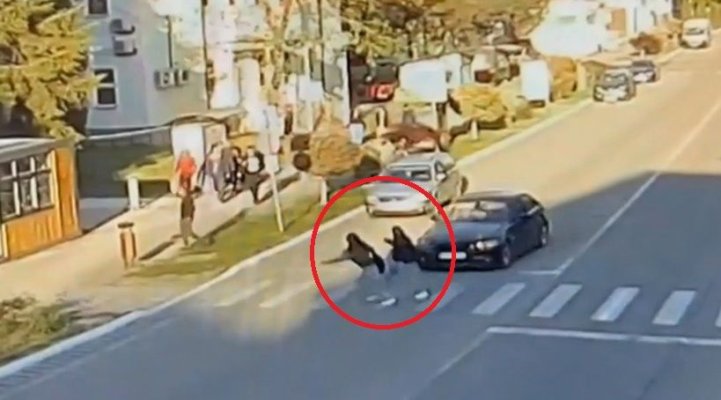 O fată de 16 ani a fost izbită în plin pe trecere de pietoni, de o șoferiță. Video