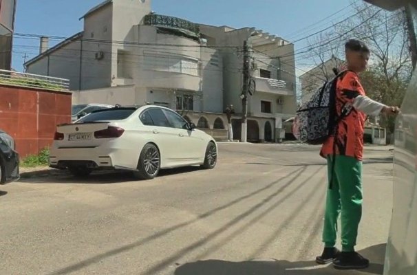 Metoda „Portiera” nu are vârstă: Un copil cu ghiozdan în spate, surprins în timp ce „testa” vigilența șoferilor, Video