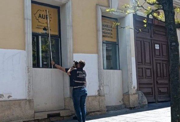 Sediu AUR vandalizat, după votul moțiunii de cenzură împotriva Guvernului Bolojan