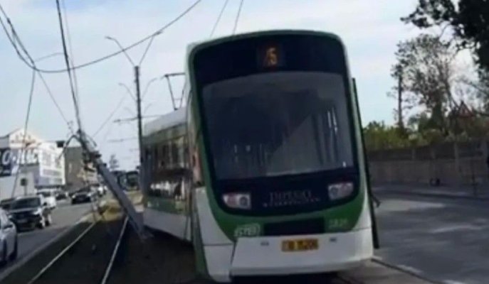 Patru persoane au ajuns la spital, după ce un tramvai a deraiat, în Capitală