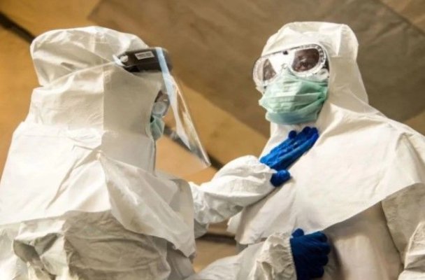 Medicul care se ocupă de pasagerii cu hantavirus s-a îmbolnăvit și el. Turiștii sănătoși au sărit în ajutor
