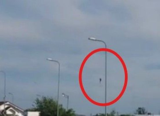 Un bărbat a scăpat ca prin minune, după ce parașuta nu i s-a deschis, în apropiere de Craiova. Video