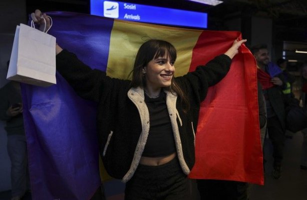 Alexandra Căpitănescu a fost întâmpinată cu aplauze la aeroport. Ce a declarat artista. Video