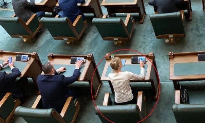 Senatoarea care a demisionat din PSD înaintea moțiunii de cenzură s-a instalat în zona băncilor USR-UDMR din sala de plen