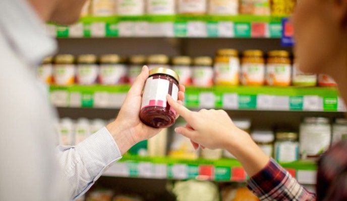 Cum citești corect eticheta alimentelor. Specialiștii explică diferența dintre „termen-limită“ și „data optimă de consum“
