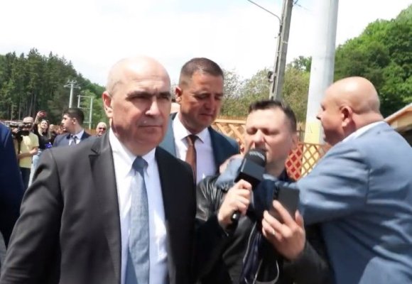 Un jurnalist a fost îmbrâncit, după ce l-a întrebat pe Bolojan despre microbuzele electrice cumpărate în mandatul la CJ Bihor