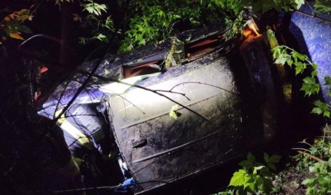 Trei tineri, printre care 2 minori, au ajuns la spital, după ce s-au răsturnat cu mașina într-o prăpastie de 15 metri