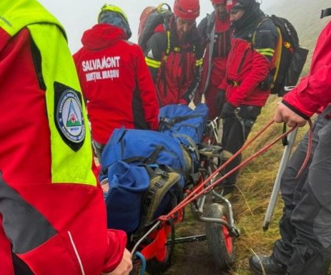 Operațiune de salvare în Munții Bucegi! Mai mulți participanți la o competiție montană au căzut într-o râpă. Video