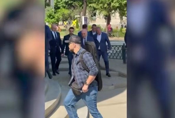 Premierul demis a fost primit cu ostilitate la Iași: „Domnule Bolojan, nu vă dați demisia?“ Video