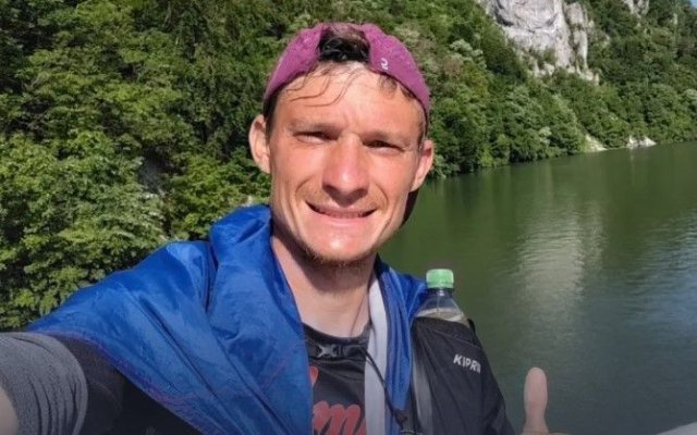 Ultramaratonistul Adrian Șovea a fost spulberat în timpul unei curse caritabile, de o mașină care a pătruns pe contrasens