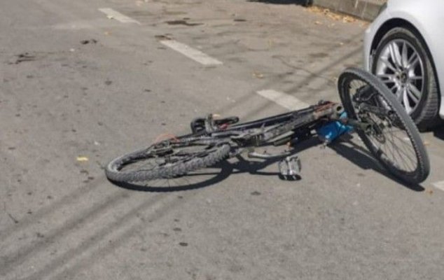Un copil de 8 ani care se afla pe o bicicletă a fost lovit de o mașină, la Năvodari