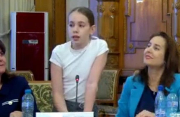 O elevă de clasa a 5-a a ținut un discurs emoționant, în timp ce ministrul Educaţiei se uita în telefon
