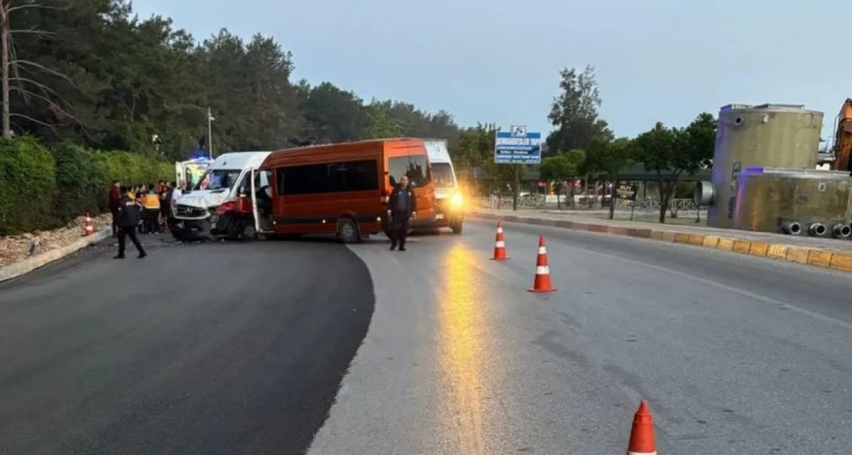 Accident grav in Antalya. Mai multi turisti romani au fost raniti dupa coliziunea dintre doua microbuze Accident grav in Antalya. Mai multi turisti romani au fost raniti dupa coliziunea dintre doua microbuze