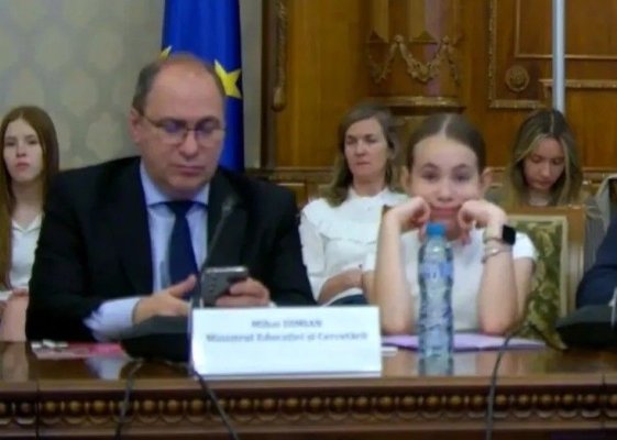 Cum explică ministrul Educaţiei momentul viral cu eleva în lacrimi pe care a ignorat-o pentru că se uita în telefon