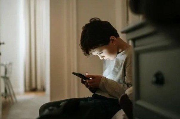 Specialiștii avertizează: adolescenții trebuie să renunțe la „doomscrolling”-ul nocturn