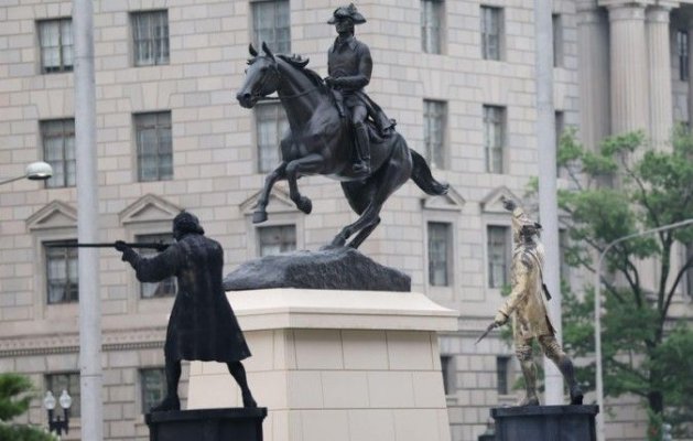 Donald Trump a reinstalat în Washington un monument dedicat unui proprietar de sclavi care fusese îndepărtat în 2020