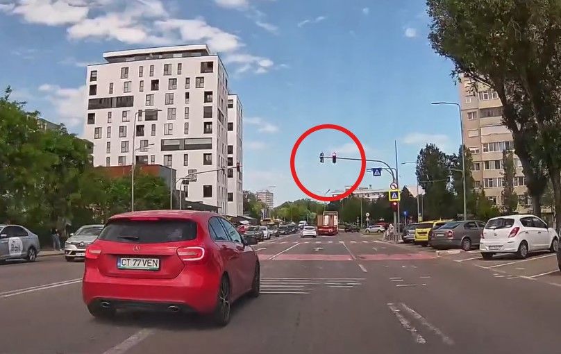 Mai multi pietoni au fost la un pas sa fie spulberati pe trecerea de pietoni, de un Mercedes care a trecut pe rosu. Video Mai multi pietoni au fost la un pas sa fie spulberati pe trecerea de pietoni, de un Mercedes care a trecut pe rosu. Video