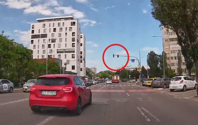 Mai mulți pietoni au fost la un pas să fie spulberați pe trecerea de pietoni, de un Mercedes care a trecut pe roșu. Video