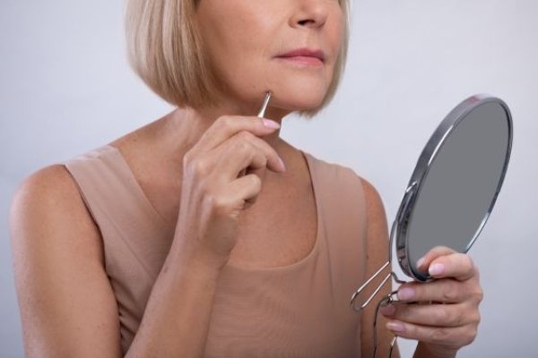 Părul facial excesiv la femei. Cauzele hormonale și bolile asociate acestei probleme