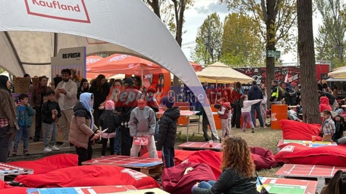 Puhoi de lume la tonetele cu mâncare de la Festival du Bonheur. Video