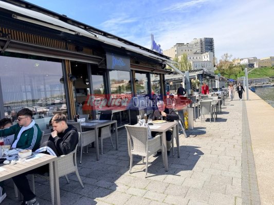 A înnebunit lumea! Cât au plătit turiștii, în minivacanța de 1 mai, pentru o masă la terasele din Portul Tomis! Video   