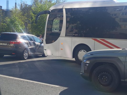 Coliziune între un autoturism și un autocar, în zona Universității Andrei Șaguna