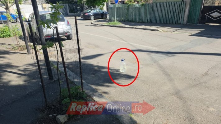 Bidoanele din plastic, noile „semne de circulație“, pe aleea Remus din Tomis 2... sau cum își fac unii propria lege, pe domeniul public. Video