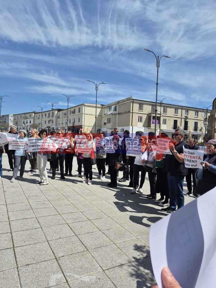 Protest de amploare in fata Spitalului Municipal Mangalia, dupa intoarcerea Alinei Dan la conducere Protest de amploare in fata Spitalului Municipal Mangalia, dupa intoarcerea Alinei Dan la conducere