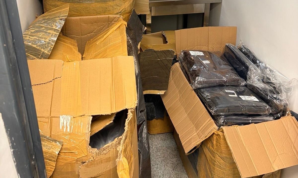 imbracaminte contrafacuta, in valoare de aproape un milion de lei, confiscata de catre politistii de frontiera constanteni imbracaminte contrafacuta, in valoare de aproape un milion de lei, confiscata de catre politistii de frontiera constanteni