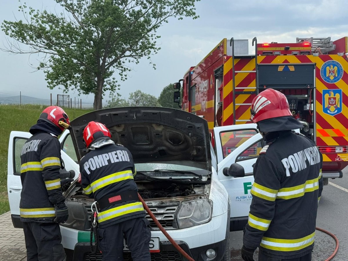 Pompierii tulceni sunt in alerta! Un autoturism a izbucnit in flacari, pe soseaua Barajului! Video Pompierii tulceni sunt in alerta! Un autoturism a izbucnit in flacari, pe soseaua Barajului! Video