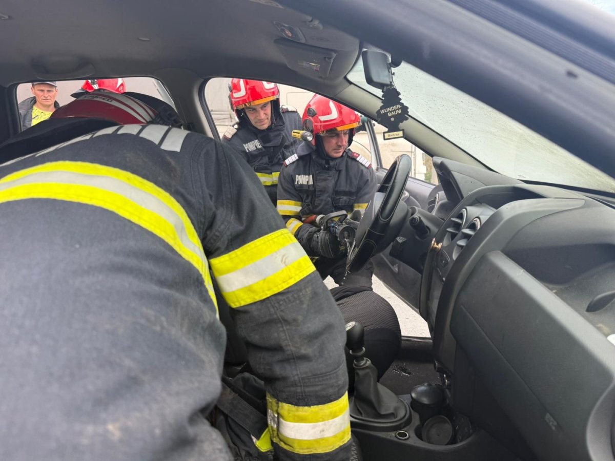Pompierii tulceni sunt in alerta! Un autoturism a izbucnit in flacari, pe soseaua Barajului! Video Pompierii tulceni sunt in alerta! Un autoturism a izbucnit in flacari, pe soseaua Barajului! Video