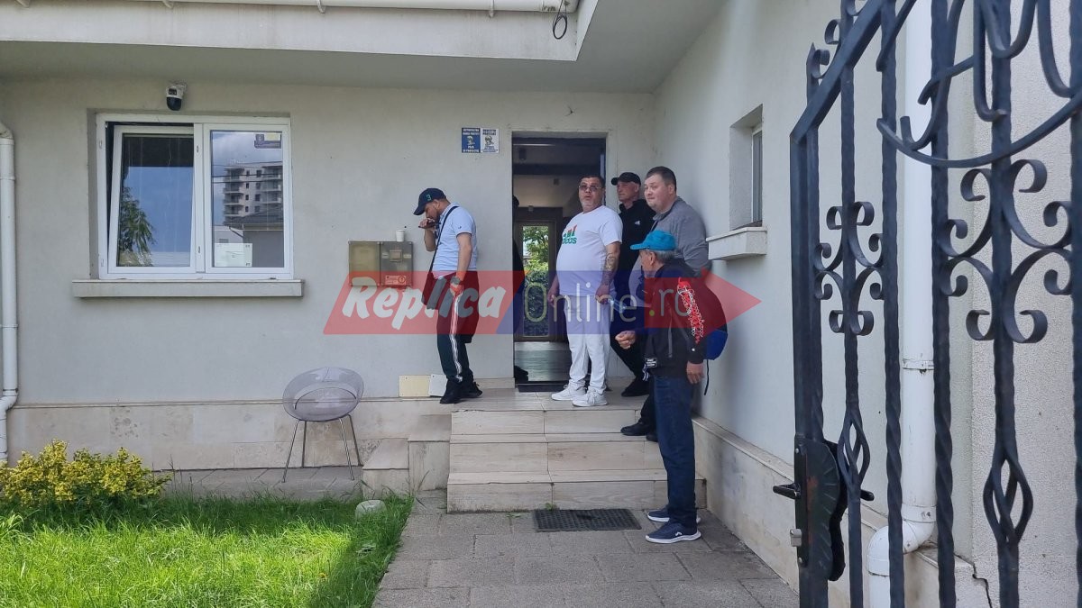 Scandal cu Politia in fata la Save & Self Security! Angajatii nu si-au primit banii de luni bune. Video