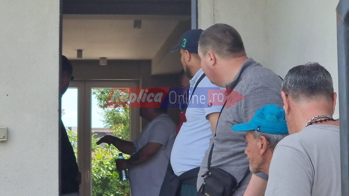 Scandal cu Politia in fata la Save & Self Security! Angajatii nu si-au primit banii de luni bune. Video Scandal cu Politia in fata la Save & Self Security! Angajatii nu si-au primit banii de luni bune. Video