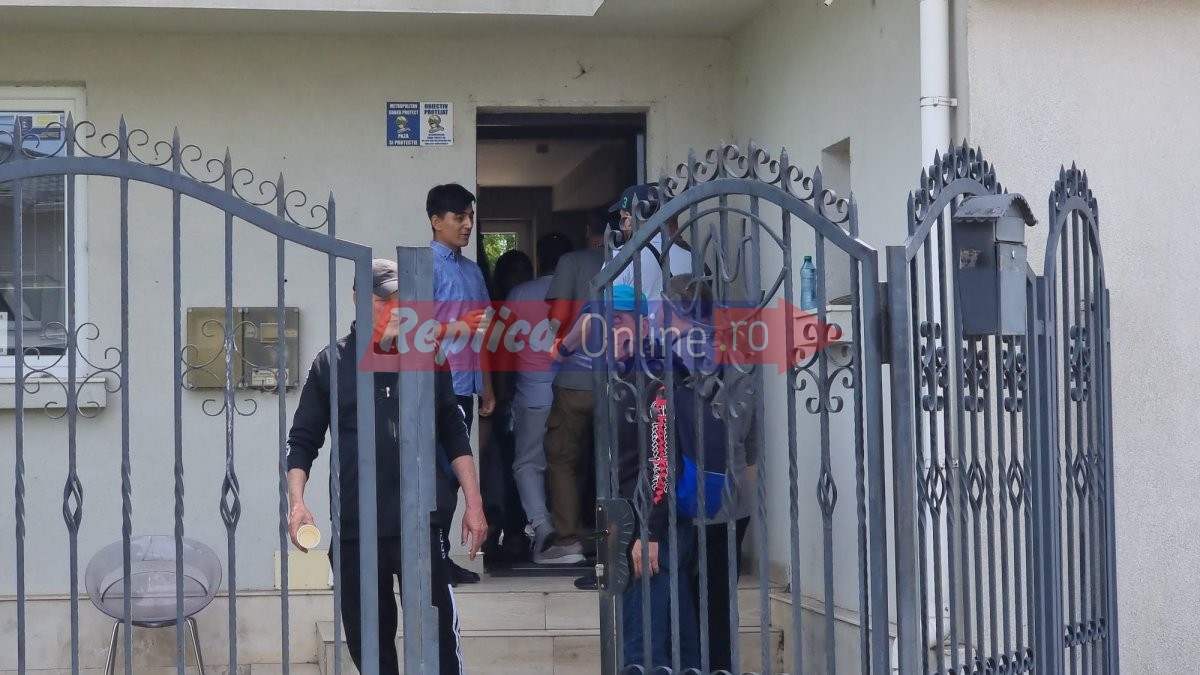 Scandal cu Politia in fata la Save & Self Security! Angajatii nu si-au primit banii de luni bune. Video Scandal cu Politia in fata la Save & Self Security! Angajatii nu si-au primit banii de luni bune. Video