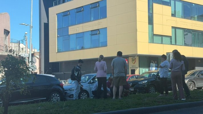 Coliziune între 3 autoturisme, pe bulevardul Mamaia. Video