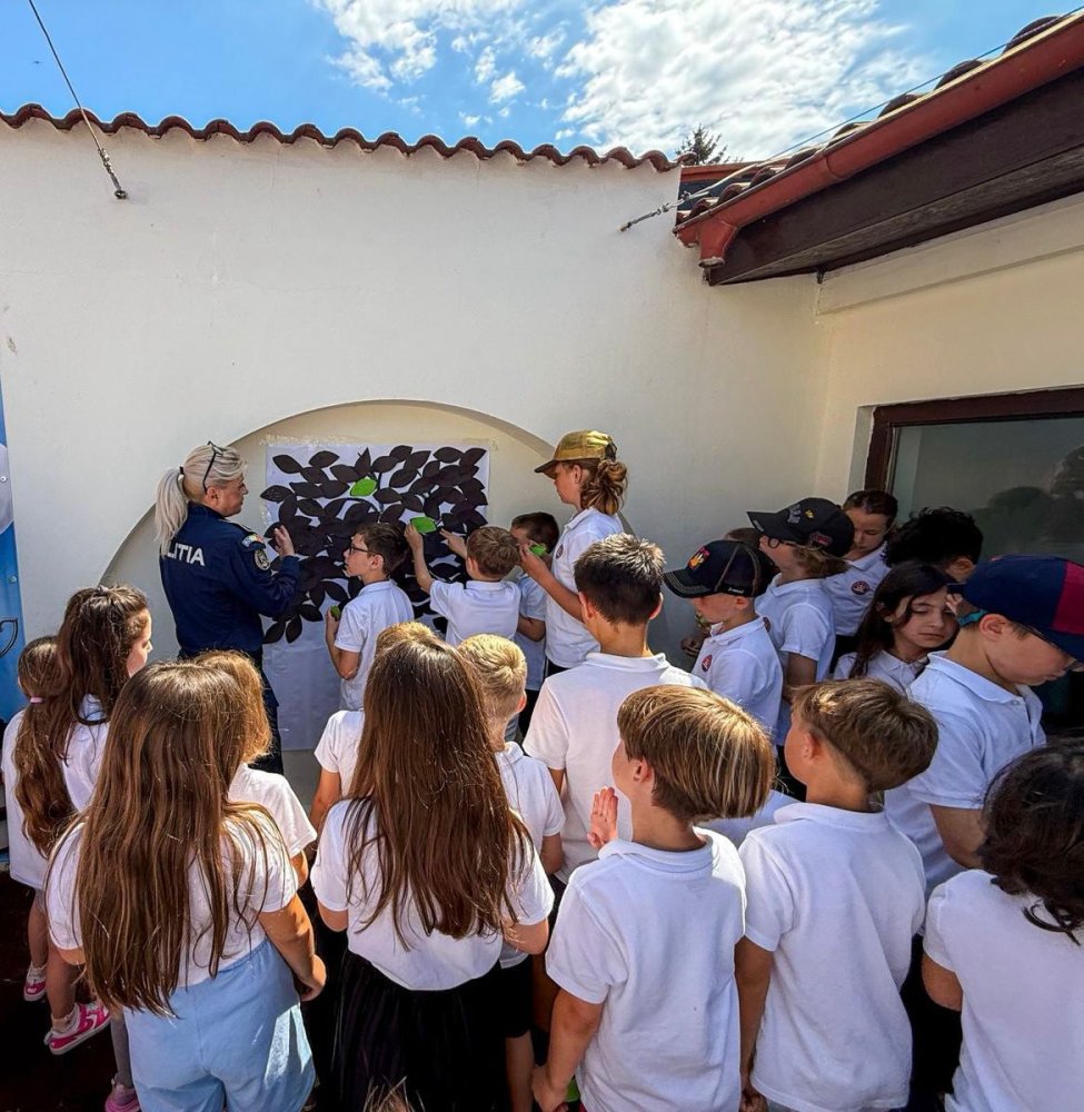 Politistii constanteni i-au invatat pe elevi despre riscurile faptelor de bullying