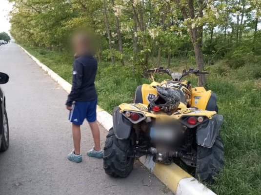 Un minor de 13 ani a intrat cu ATV-ul într-un copac, după ce a fugit de jandarmi, la Valu lui Traian