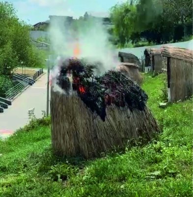 Gest inconștient pe faleza din Ovidiu: un bungalou a fost incendiat de patru tinere! Video